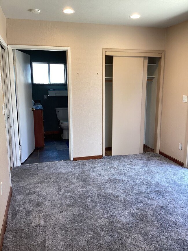 Building Photo - This 3 bedroom 2 bathroom home is walking ...