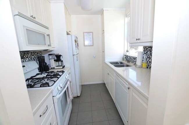 Building Photo - 2 Bedroom/1 Bath Unfurnished Back house 2nd floor