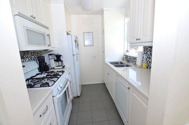 Foto del edificio - 2 Bedroom/1 Bath Unfurnished Back house 2nd floor