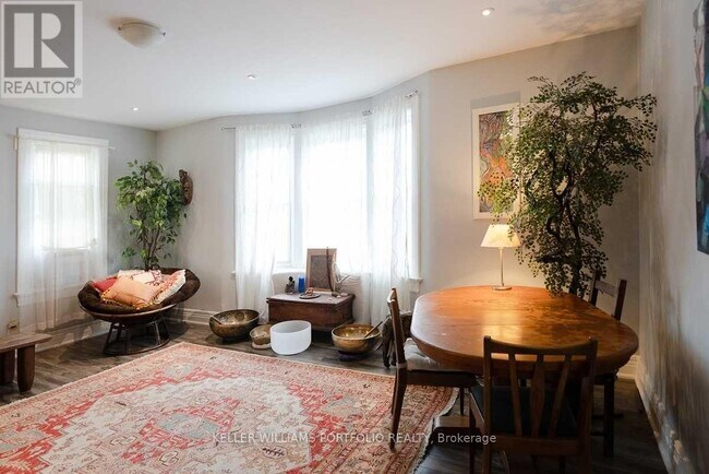 Photo du bâtiment - 2 Bloor St W