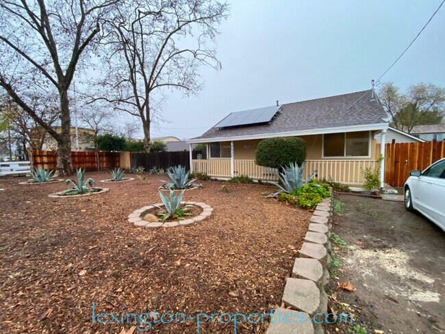 Building Photo - Beautifully Remodeled, 3BD/1BA Home, Avail...