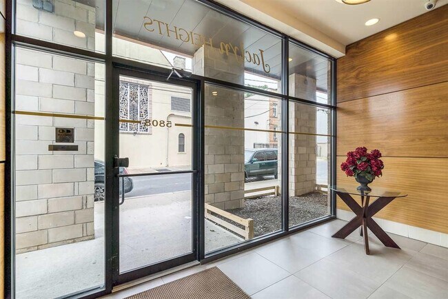 Foto del edificio - 5808 Washington St