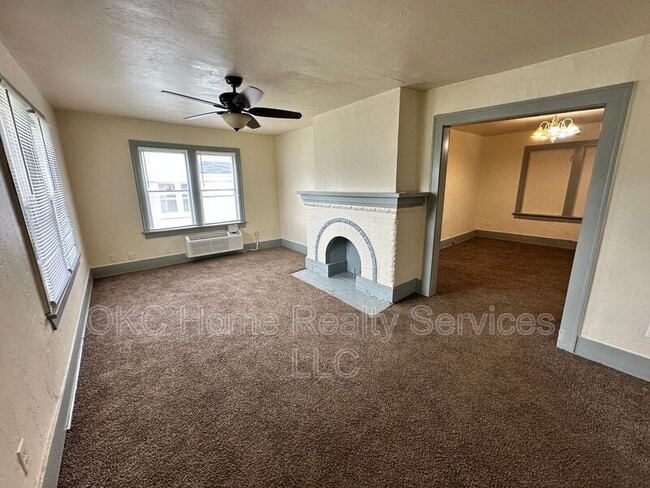 Building Photo - 2114 Glen Ellyn St