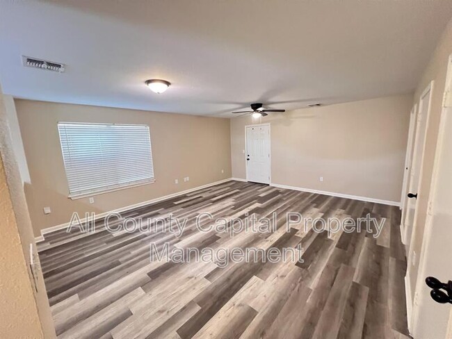 Building Photo - 10523 Hunters Pond