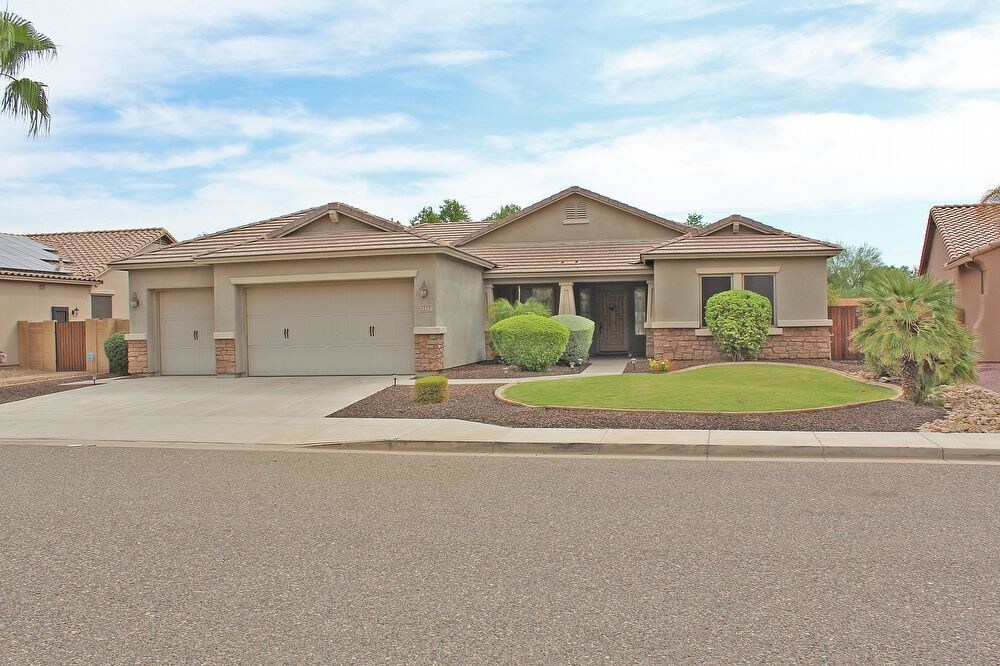Primary Photo - 3 bed with den pool and gas fireplace