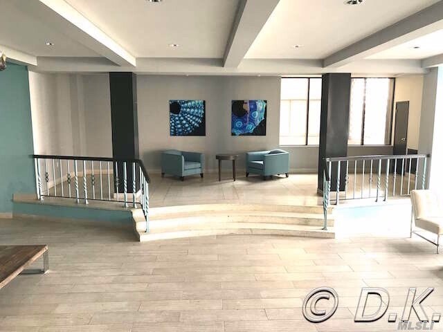 Foto del edificio - 10 Monroe Blvd