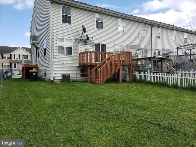 Building Photo - 327 Liborio Dr