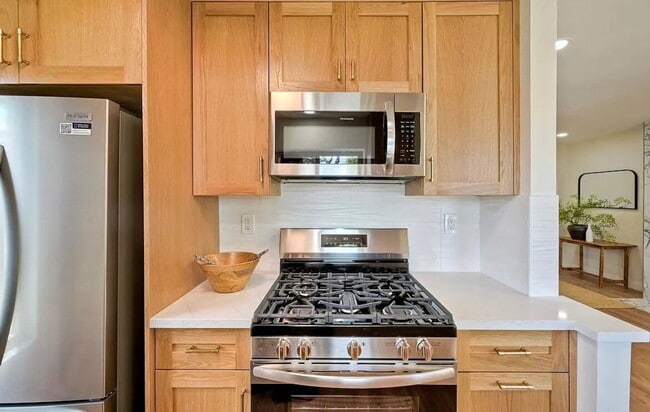 Building Photo - Stunning corner-unit condo in prime West M...