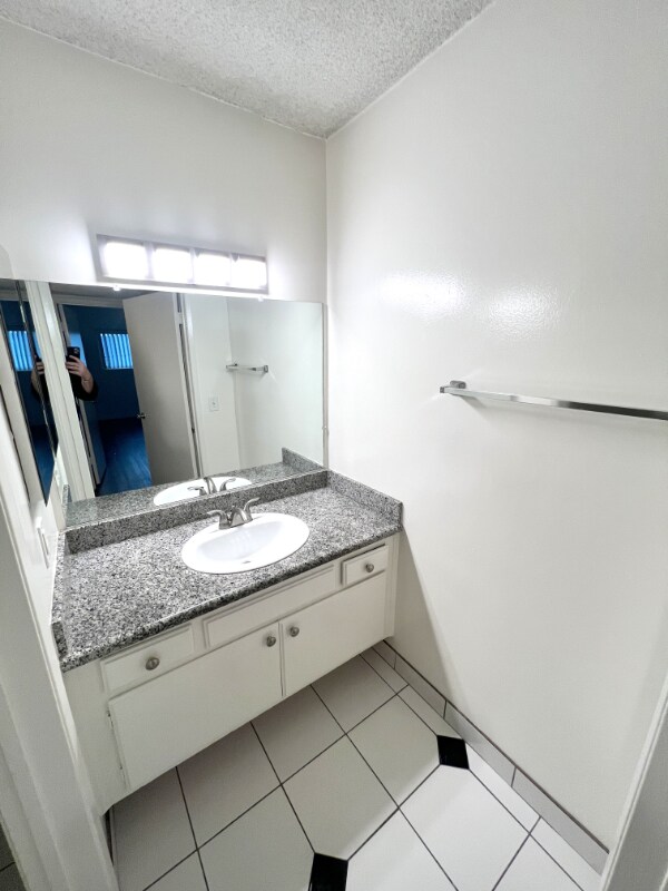 Building Photo - 144 S Doheny Dr