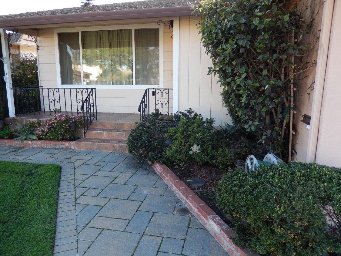 Primary Photo - 1058 Bermuda Dr