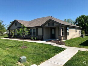 Building Photo - 550 SE Maple Dr
