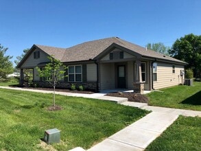 Building Photo - 550 SE Maple Dr