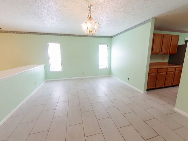 Building Photo - Large beautiful home