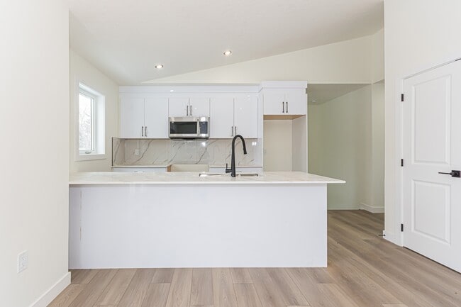 Photo du bâtiment - 15103-15196 96 Ave NW