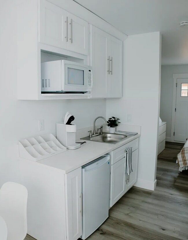 Foto del edificio - Fully Furnished Studio Apartment!