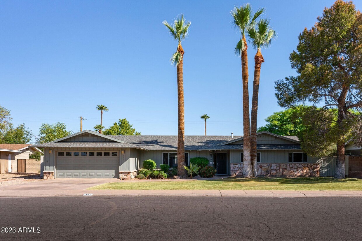Primary Photo - 332 E Geneva Dr