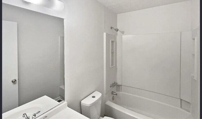 Foto del edificio - 4673 Hairston Crossing Pl