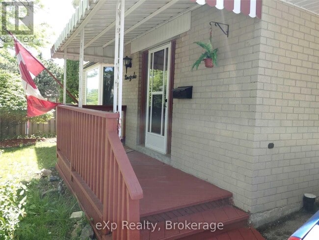 Building Photo - 96 Larch St