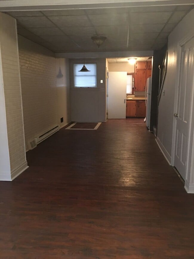 Building Photo - 2 Bdrm Row Home