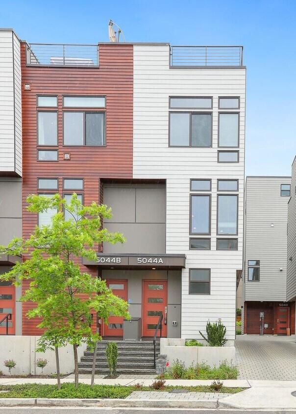Primary Photo - Newer 2 Bedroom, 2.5 Bathroom Luxury Townh...