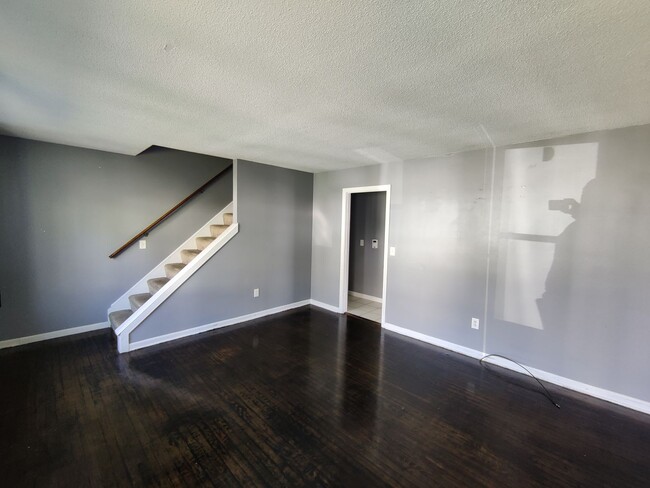 Building Photo - BEAUTIFUL Waterbury Cape w/ 4 Bedrooms, 2 ...