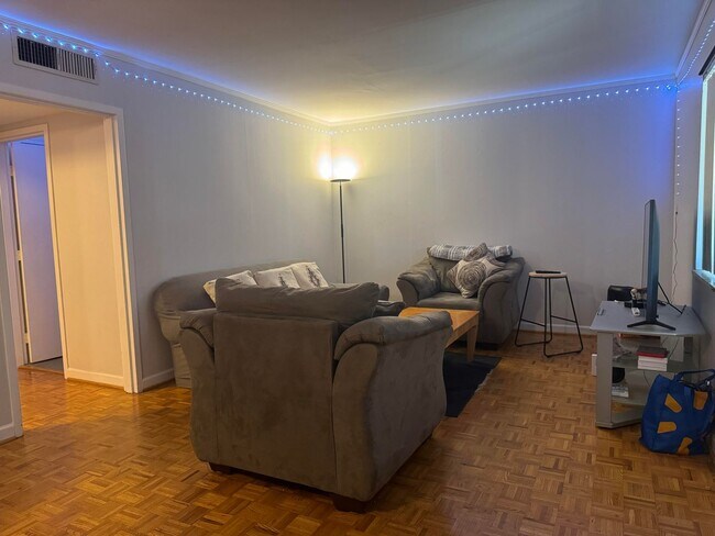 Building Photo - Great location for $2200/month  - 2bd/1ba with TWO assigned parking spaces (tandem spaces)