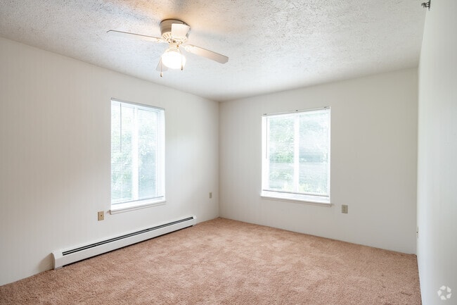 2BR, 1BA - 1,000SF - Bedroom - Fenton Estates Apartments