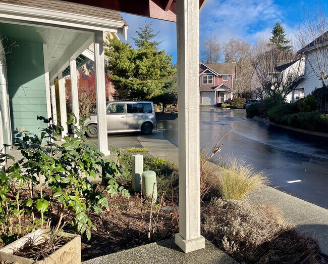 Foto del edificio - In town Kingston 3 bedroom 2.5 bath...available now