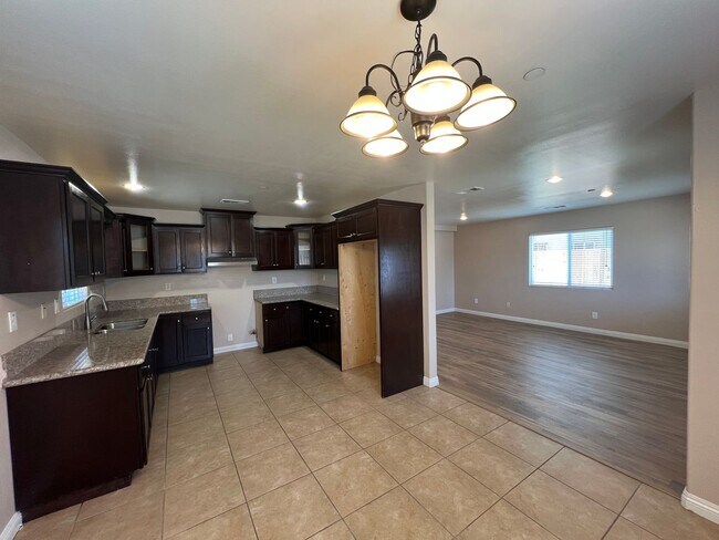 Foto del edificio - 621-623 W Imperial Hwy