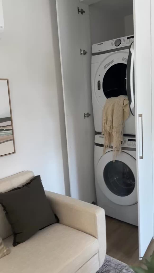 Building Photo - 142 Young St