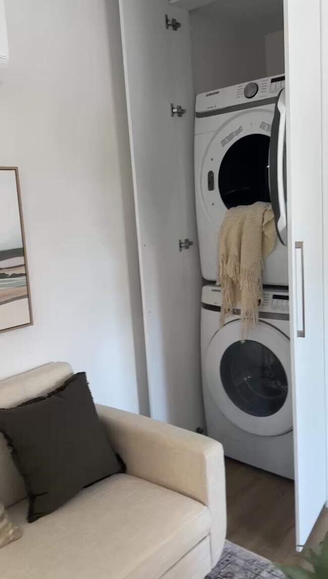 Building Photo - 142 Young St