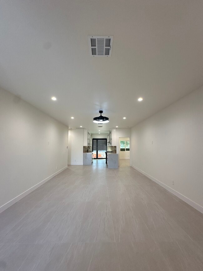 Building Photo - 5405 Roosevelt Ave