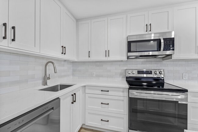 Building Photo - 887 Somerset St W