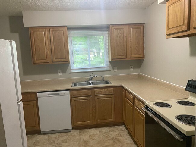 Foto del edificio - 3 Bedroom 1 Bathroom Ranch House in East C...