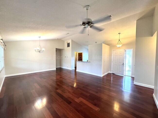 Foto del edificio - 4818 Breezy Palms Ct