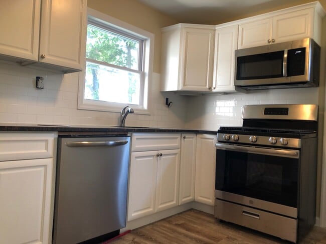 Kitchen - 33 Hartwell St