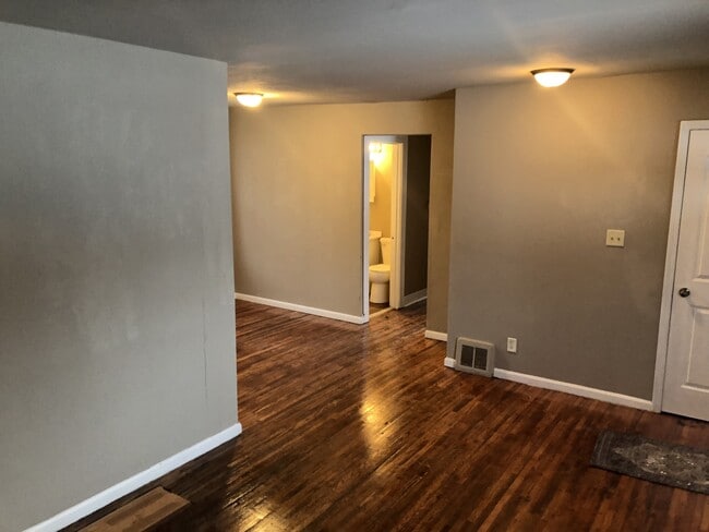 Building Photo - HUGE HOME WITH A TON OF SPACE!