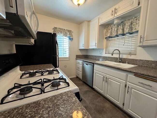 Foto del edificio - Beautiful & Private Condo in the Sought-After Terra Vista Community