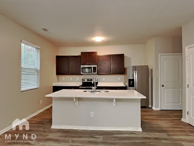 Building Photo - 828 Lake Chase