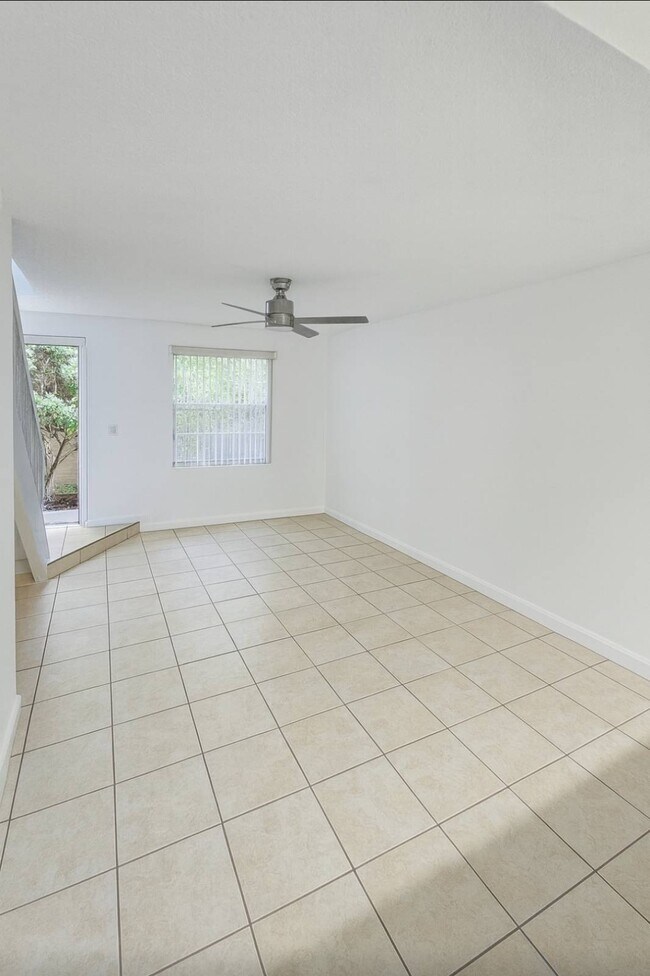 Foto del edificio - 1919 SW 107th Ave