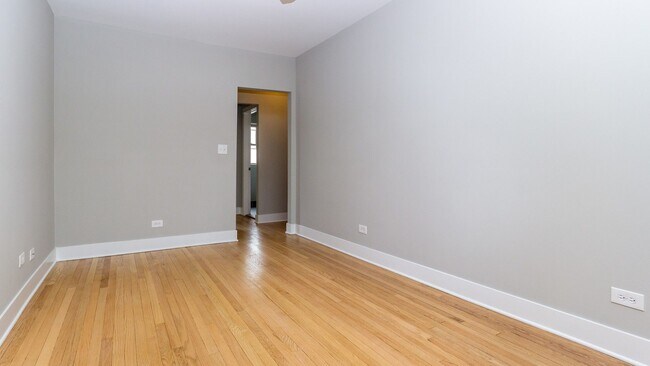 Building Photo - 2341 W Ainslie St
