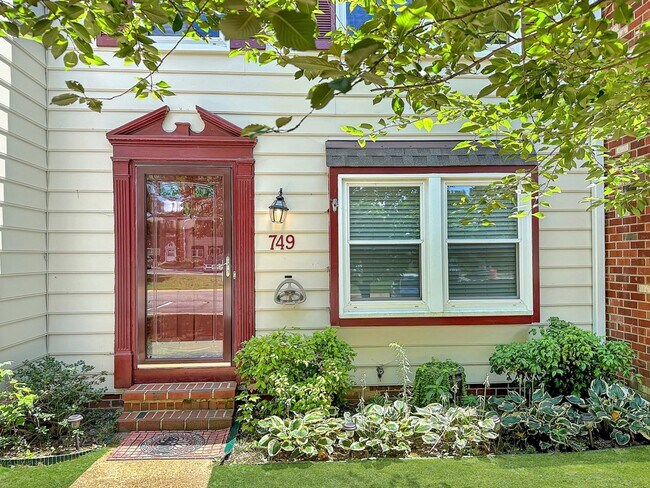 Foto del edificio - Brilliant 3 Bed 1.5 Bath Townhome in Great...