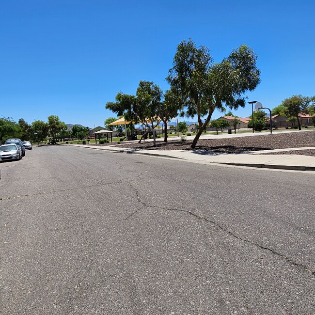 Foto del edificio - 2751 W Sunland Ave
