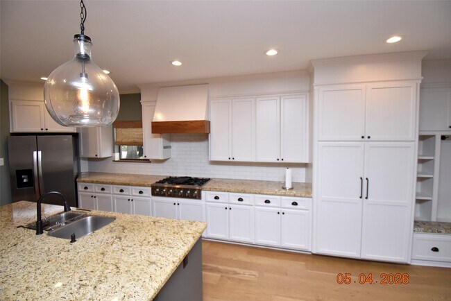 Foto del edificio - 421 Creekside Dr