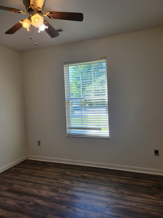 Building Photo - 950 Troy Ct