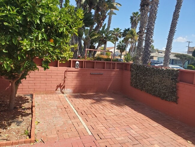 Building Photo - Pacific Beach / Large 1-Bedroom! Private P...