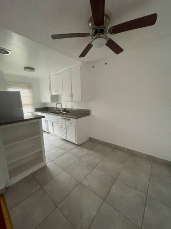 Foto del edificio - 8619 Belford Ave