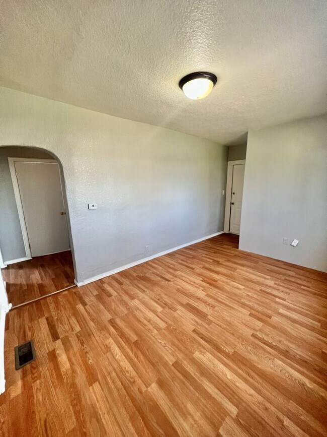 Building Photo - New Listing!! 2 Bedroom 1 Bathroom!!