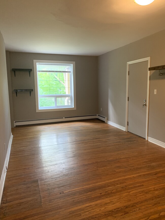 Building Photo - 1 Bedroom Apartment DOWNTOWN * Laundry on ...