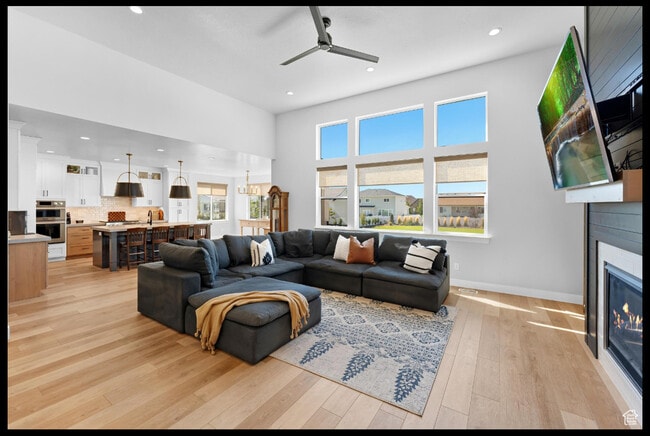 Spacious Great Room - 897 N Main St